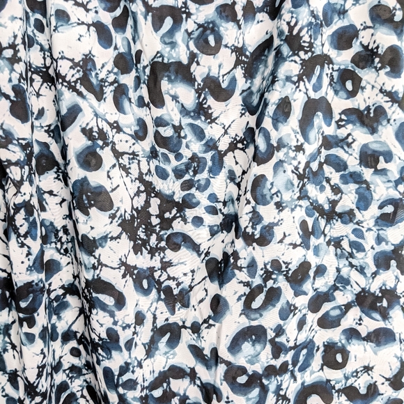 Spense Sz L Abstract Floral Print Ruffle Front Sleeveless Top EUC Blue White - Picture 3 of 6